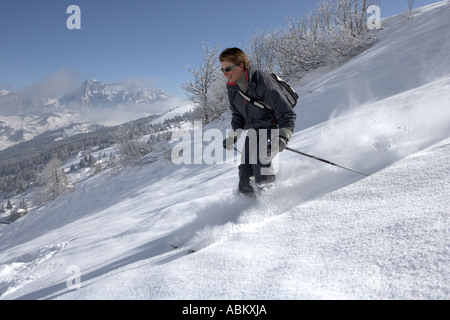 Sur le skieur près de Sella Ronda Campolongo Pass au milieu des paysages spectaculaires Dolomites Italie Banque D'Images