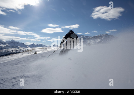 Sur le skieur près de Sella Ronda Campolongo Pass au milieu des paysages spectaculaires Dolomites Italie Banque D'Images