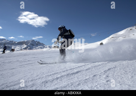 Sur le skieur près de Sella Ronda Campolongo Pass au milieu des paysages spectaculaires Dolomites Italie Banque D'Images