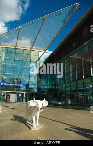 Une exposition de la Cow Parade 2004 l'extérieur de la gare de Piccadilly, Manchester, Angleterre, RU Banque D'Images