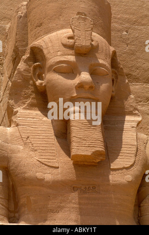 Close-up de l'une des statues colossales de Ramsès II, portant la double couronne de la Basse et Haute Egypte. Temple d'Abou Simbel, Banque D'Images