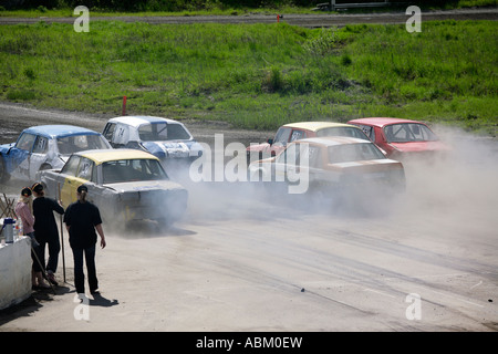 Quelques secondes après l'arrêt des pilotes se battre pour prendre la tête de Folkrace banger racing à l'Hippodrome de Torslanda Gothenburg Suède Banque D'Images