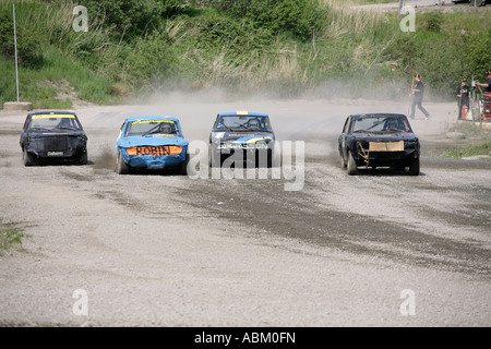 Quelques secondes après l'arrêt des pilotes se battre pour prendre la tête de Folkrace banger racing à l'Hippodrome de Torslanda Gothenburg Suède Banque D'Images