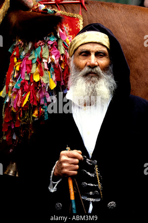 Élaborer des costumes traditionnels sont portés par la population locale à Cavalcata Sarda festival annuel parade à Sassari, Sardaigne, Italie Banque D'Images