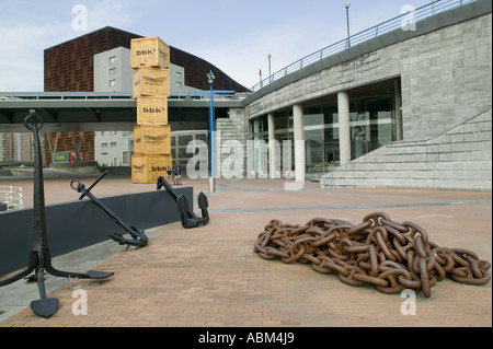 Chaînes et les ancres des navires à l'extérieur entrée de musée maritime de Bilbao, Bilbao, Pais Vasco (Pays Basque) espagne Europe. Banque D'Images