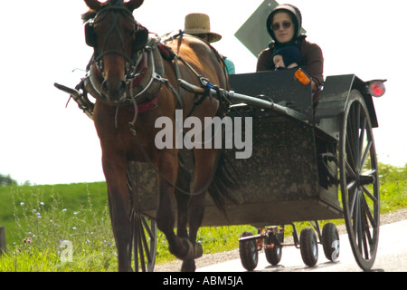 Couple Amish l'âge de 28 ans avec bébé traditionnel de conduire la calèche. Green Bay Wisconsin WI USA Banque D'Images