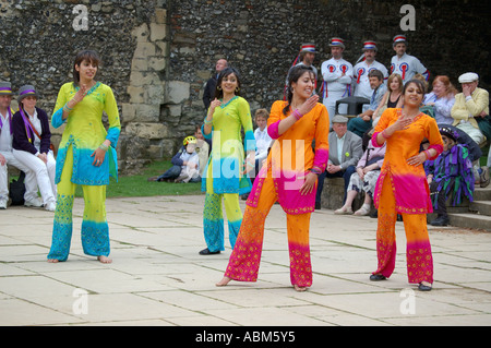 Danseurs Bhangra à la Winchester Mayfest. Banque D'Images