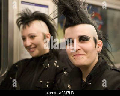 Goth girl with hair style Mohican sur London Tube avec ami Banque D'Images