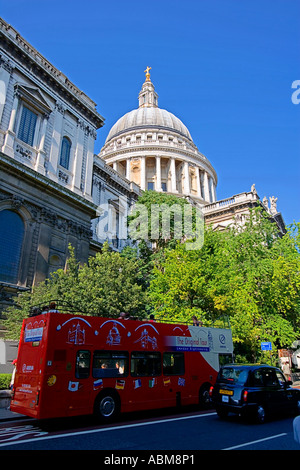 La Cathédrale St Paul, Londres ; avec red bus et taxi Banque D'Images