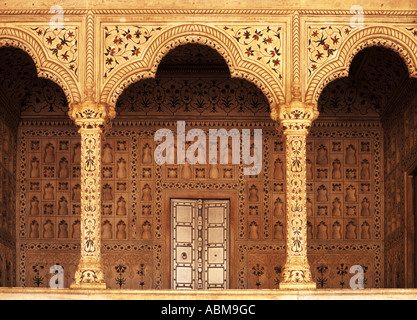 Alcôve du trône dans le hall de l'auditoire, fort d'Agra, Uttar Pradesh, Inde Banque D'Images