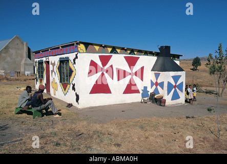 Deux hommes assis à l'extérieur un joli cottage decorted Etat libre d'Orange Afrique du Sud Banque D'Images