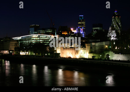 Ville de Londres la nuit cornichon 30 St Mary s ax Tour de Londres nat west tower skyline cityscape Banque D'Images