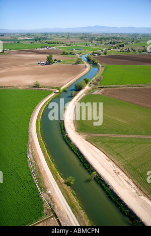 Vue aérienne des terres agricoles et un canal d'irrigation dans la région de Canyon County Florida Banque D'Images