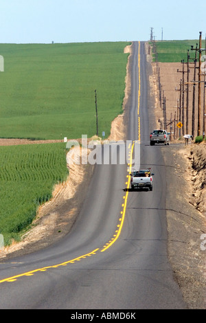 Les camions sur une route coutry entouré de champs de blés près de Pendleton Oregon Banque D'Images