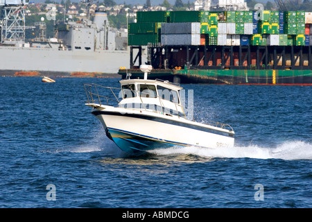 Bateau à moteur dans la baie Elliott à Seattle Washington Banque D'Images