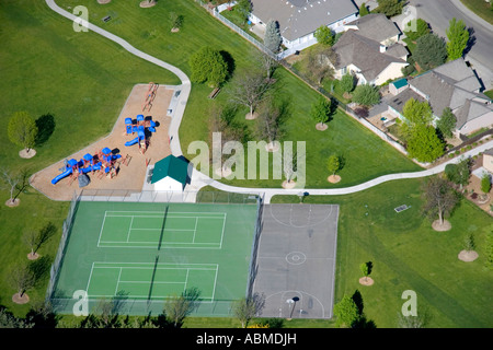 Vue aérienne d'un parc à l'équipement de terrain de tennis et un terrain de basket-ball à Boise, Idaho Banque D'Images