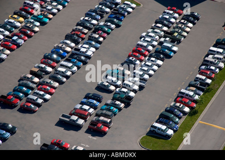 Vue aérienne de voitures garées dans un stationnement de l'école secondaire de l'Aigle près de Boise IDAHO Banque D'Images
