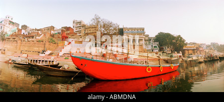 Les baigneurs et les bateaux sur les ghats sur le Gange, Varanasi, Uttar Pradesh, Inde Banque D'Images