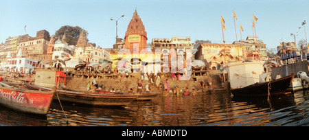 Les baigneurs et bateaux à la Prayag Ghat sur le Gange à Varanasi, Uttar Pradesh, Inde Banque D'Images