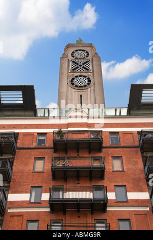 Couleur Vertical photo de l'Oxo Tower sur la rive sud de la Tamise dans la ville de Londres, Angleterre Banque D'Images