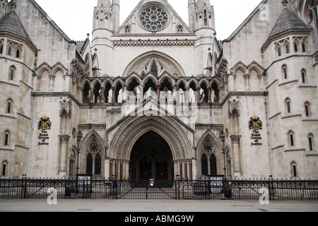 Situé sur le Strand, London est la Royal Courts of Justice. Banque D'Images