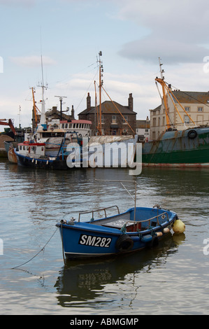 Portrait photo verticale de bateaux de pêche et des navires dans le port de Glasson Dock sur la rivière Lune près de Lancaster Banque D'Images