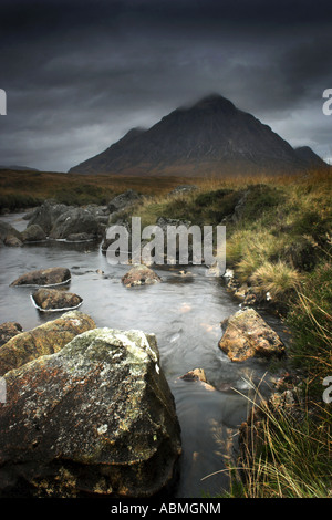 Photo de portrait vertical Buchaille Etive Mor montagne sur Rannoch Moor près de Glencoe en Écosse avec le Rocky River Etive dans t Banque D'Images