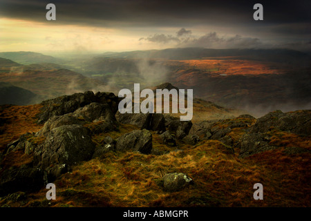 Photo de paysage horizontal nuages vaporeux autour d'une dent de rocher d'une montagne au-dessus de Eskdale dans le lake district Banque D'Images