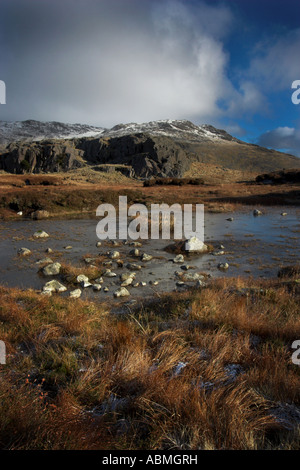 Photo de portrait vertical une glaciale tarn sur Hard Knott Mountain dans le Lake District avec Ulpha est tombé dans l'arrière-plan sras Banque D'Images