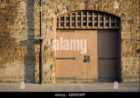 Photo paysage horizontal d'un entrepôt désaffecté bâtiment avec brisé des fenêtres Banque D'Images