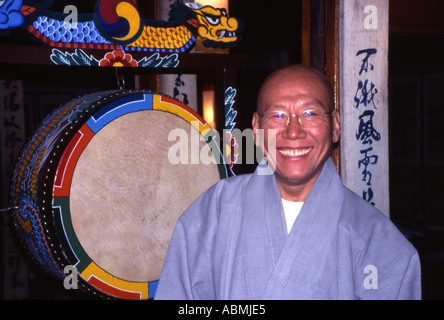 Ex-moine Kim Yon Shik qui dirige le temple de renommée cuisine végétarienne restaurant "anch'on' à Séoul, Corée Banque D'Images