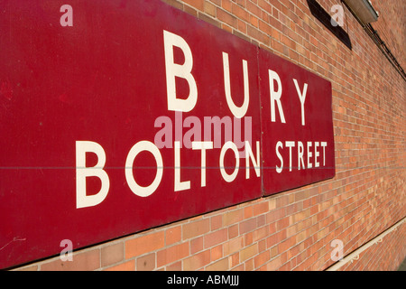 Inscrivez-bury Bolton Street sur le mur d'une gare ferroviaire Banque D'Images