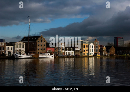 Belle Lumière sur la ville historique de Delft avec à l'avant du navire Banque D'Images