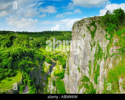 Vent rocher surplombant les gorges de Cheddar à Horseshoe Bend sur le bord de la Mendip Hills dans le Somerset, Angleterre Banque D'Images