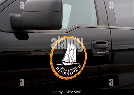 Porte voiture logo sur le camion de l'équipe du voilier Bluenose II, en Nouvelle-Écosse, au Canada, en Amérique du Nord. Photo par Willy Matheisl Banque D'Images