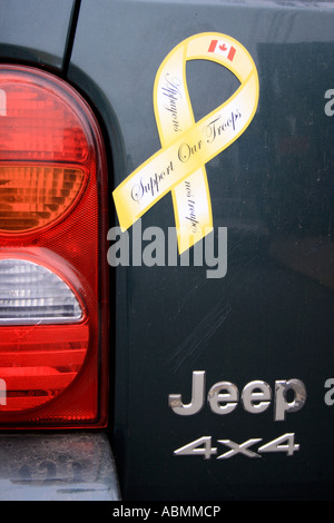 Du ruban jaune Appuyons nos troupes autocollant sur 4x4 Jeep porte, Canada, de la Nouvelle-Écosse, au Canada, en Amérique du Nord. Photo par Willy Matheisl Banque D'Images