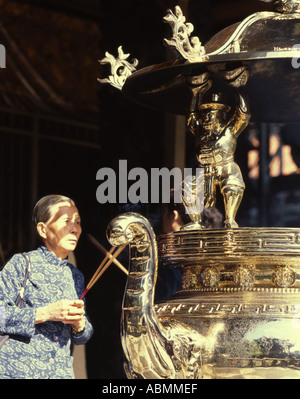 Personnes âgées Dame taïwanais burns et prie l'encens au Temple Lungshan, Taipei, Taiwan Banque D'Images