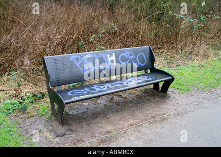 Graffiti sur un banc en métal à côté de la rivière chemin rea Banque D'Images