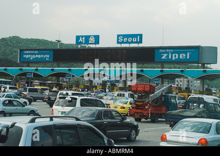 Ligne de voitures près de la cabine de péage à l'entrée de l'autoroute de Séoul 4 Gyeonggi Do Corée du Sud Banque D'Images