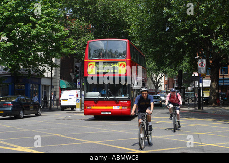 London bus à impériale et la circulation des cyclistes vélo en été Banque D'Images