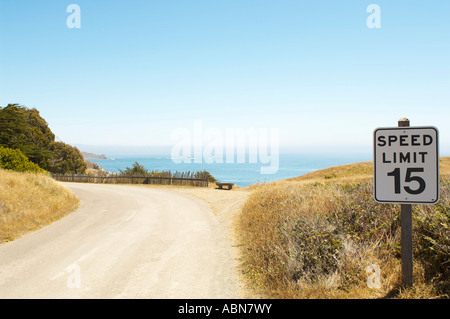 Signe de la limite de vitesse, la côte de Mendocino, Californie, USA Banque D'Images