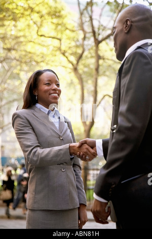 Business People Shaking Hands Outdoors Banque D'Images