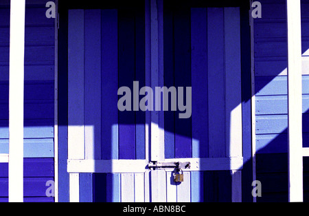 Blanc à rayures bleu beach hut Banque D'Images