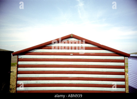 Blanc à rayures rouge beach hut Banque D'Images