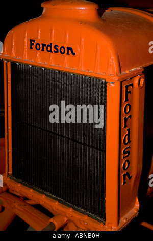 Avant de vieux tracteur Banque D'Images