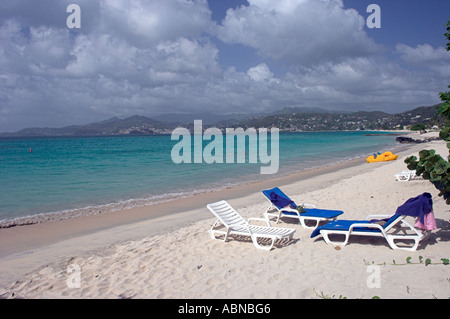 Chars vides sur la plage de sable blanc de la plage de Grand'Anse Caraïbes Grenade St George Banque D'Images