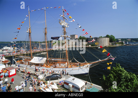 Yacht classique au Festival de l'île de Vaxholm Vaxholm avec Château dans l'archipel de Stockholm Banque D'Images