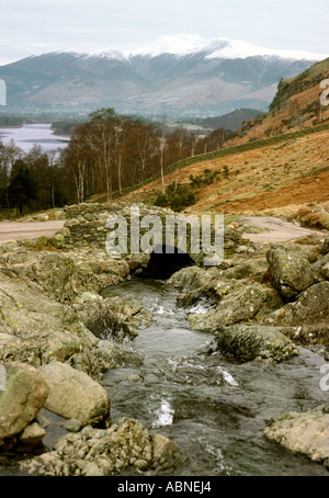 Keswick Cumbria Ashness Bridge surplombant Derwent Water en hiver Banque D'Images