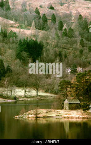 Grasmere Cumbria grange en pierre sur les rives du lac Banque D'Images