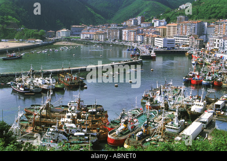 Village de pêcheurs d'Ondarroa sur la côte atlantique du Pays Basque dans le nord de l'Espagne Banque D'Images